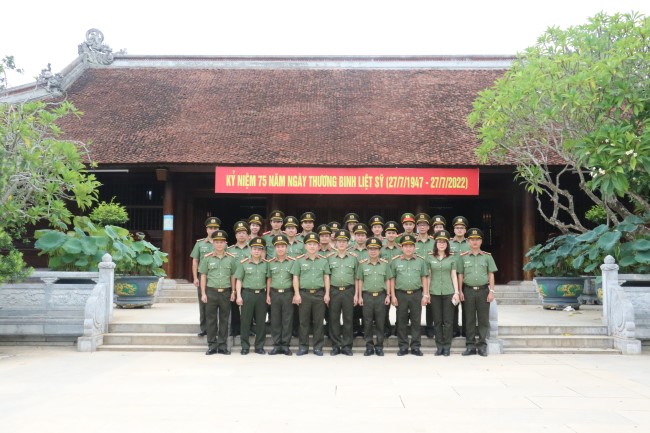 Đoàn chụp ảnh lưu niệm tại Khu di tích Kim Liên