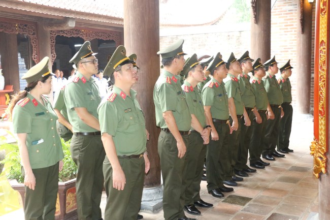 Đoàn đã đến dâng hoa, dâng hương tại Đền Chung Sơn - đền thờ gia tiên Chủ tịch Hồ Chí Minh