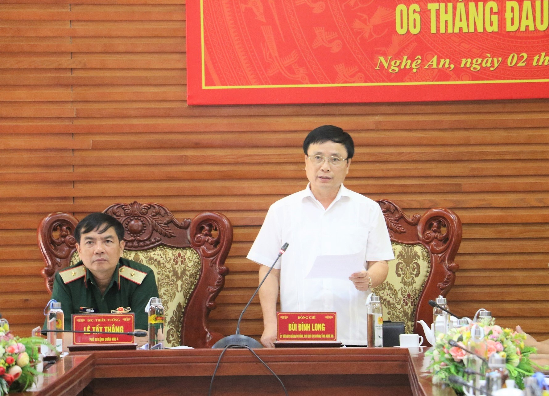 Các đồng chí: Thiếu tướng Lê Tất Thắng, Phó Tư lệnh Quân khu IV; Bùi Đình Long - Phó Chủ tịch UBND tỉnh chủ trì Hội nghị (Trong ảnh: Đồng chí Bùi Đình Long - Phó Chủ tịch UBND tỉnh trình bày tham luận)