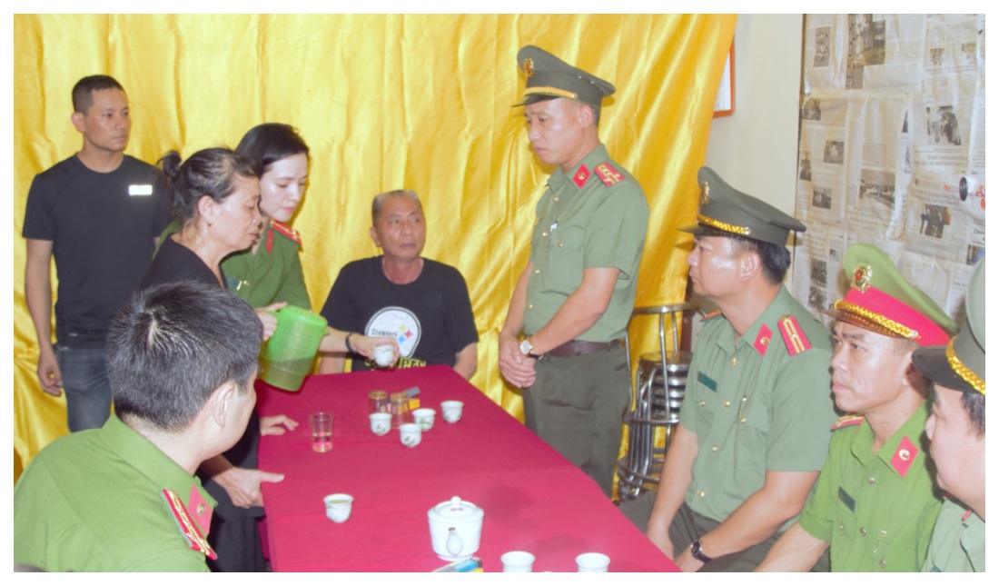 Thăm hỏi, động viên 03 gia đình có cán bộ, chiến sĩ Công an hi sinh khi làm nhiệm vụ