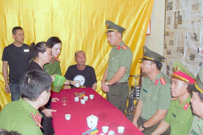 Thăm, chia buồn và trao quà hỗ trợ gia đình đồng chí Thượng tá Đặng Anh Quân