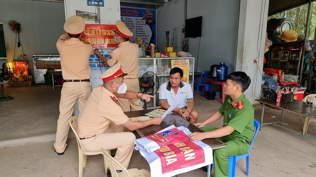 Đội Cảnh sát giao thông đường bộ số 3 tuyên truyền, vận động chủ các nhà hàng, quán nhậu ký cam kết về chấp hành luật phòng, chống tác hại của rượu bia, nhắc nhở khách đã uống rượu, bia thì không lái xe