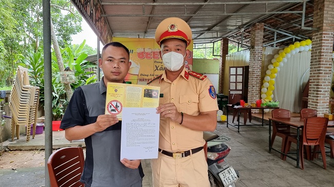 Chủ nhà hàng, quán nhậu ký cam kết chấp hành nghiêm quy định về Luật phòng, chống tác hại của rượu bia và trật tự an toàn giao thông