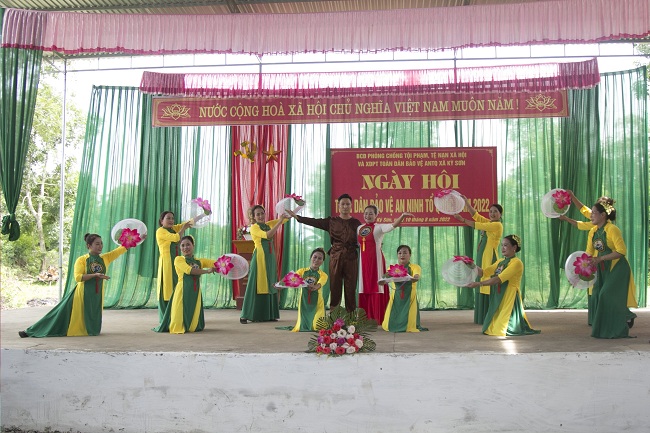 Các tiết mục văn nghệ của Nhân dân xã Kỳ Sơn đã góp phần tạo không khí vui tươi, phấn khởi cho Ngày hội