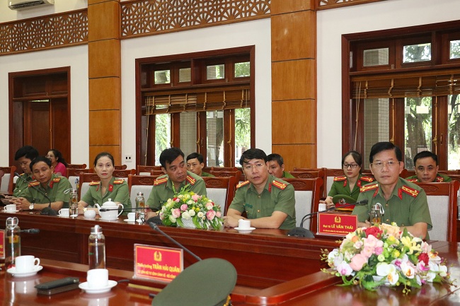 Đồng chí Đại tá Lê Văn Thái, Phó Giám đốc Công an tỉnh cùng đại diện lãnh đạo các phòng, ban Công an tỉnh Nghệ An tiêp đón Đoàn Bộ Tư lệnh Cảnh vệ - Bộ Công an