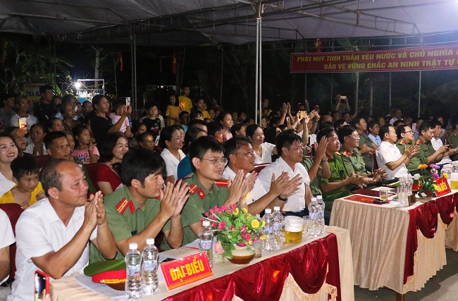 Đông đảo bà con Nhân dân đã có mặt để chung vui ngày hội