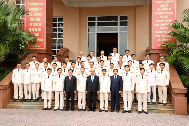 Chủ tịch nước Nguyễn Xuân Phúc chụp ảnh lưu niệm với lãnh đạo, cán bộ, chiên sĩ Công an tỉnh Nghệ An