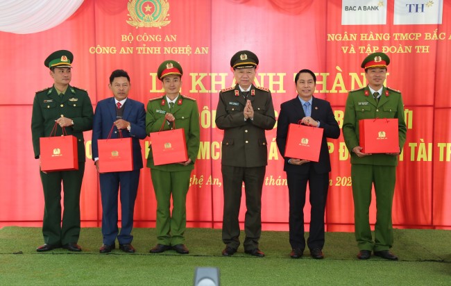 Đồng chí Đại tướng Tô Lâm, Uỷ viên Bộ chính trị, Bộ trưởng Bộ Công an dự Lễ khánh thành trụ sở Công an các xã biên giới ở tỉnh Nghệ An  