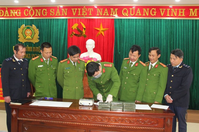 Phòng PC04 phá chuyên án, bắt đối tượng vận chuyển 12 bánh hêrôin từ Nghệ An vào thành phố Hồ Chí Minh tiêu thụ tháng 11-2021