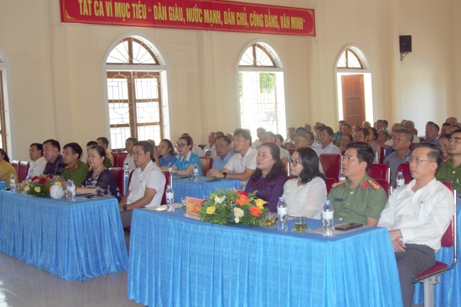 Các đại biểu dự buổi lễ