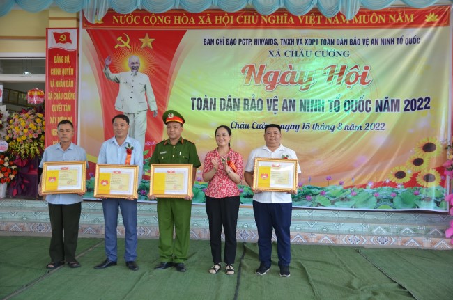 Đồng chí Trần Thị Thu Hương, Phó Chủ tịch Ủy ban MTTQ tỉnh Nghệ An trao tặng Bằng khen của MTTQ tỉnh Nghệ An cho các tập thể, cá nhân đạt thành tích trong phong trào toàn dân bảo vệ ANTQ