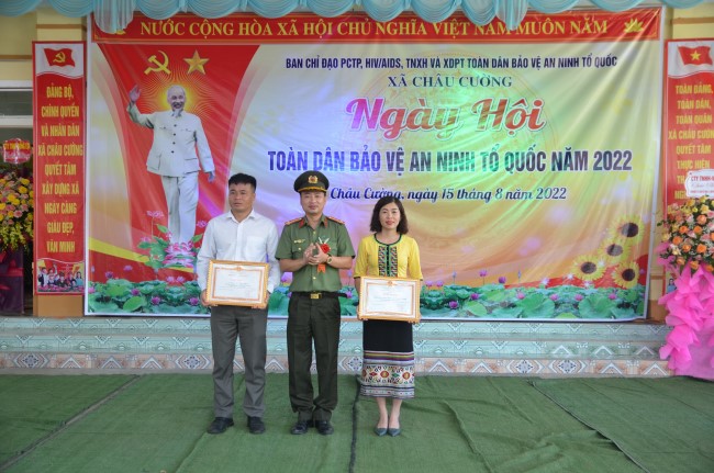 Lãnh đạo Phòng Công tác đảng và công tác chính trị trao tặng Giấy khen của Giám đốc Công an tỉnh cho 02 cá nhân là cán bộ xã Châu Cường đạt thành tích xuất sắc trong phong trào toàn dân bảo vệ ANTQ