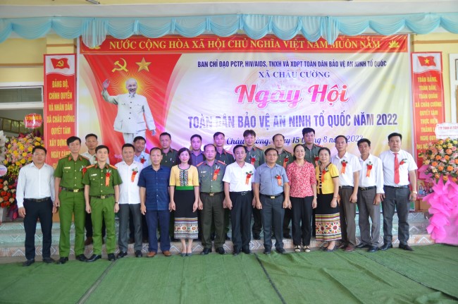 Các đại biểu chụp ảnh lưu niệm tại Ngày hội