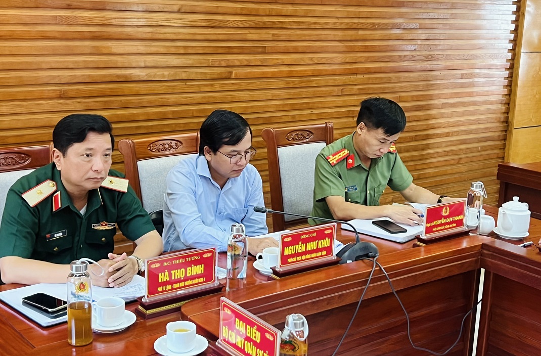Các đồng chí: Thiếu tướng Hà Thọ Bình, Phó Tư lệnh, Tham mưu trưởng Quân khu IV; Nguyễn Như Khôi, Phó Chủ tịch HĐND tỉnh; Đại tá Nguyễn Duy Thanh, Phó Giám đốc Công an tỉnh đồng chủ trì tại điểm cầu Công an tỉnh Nghệ An