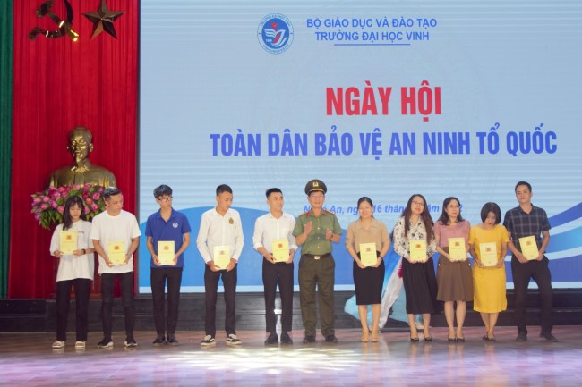 Đồng chí Đại tá Lê Văn Thái, Phó Giám đốc Công an tỉnh trao 10 suất quà tặng cán bộ, học sinh của nhà trường có nhiều đóng góp trong phong trào toàn dân bảo vệ ANTQ của Trường Đại học Vinh