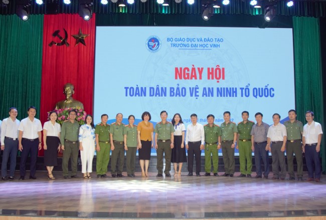 Các đại biểu chụp hình lưu niệm
