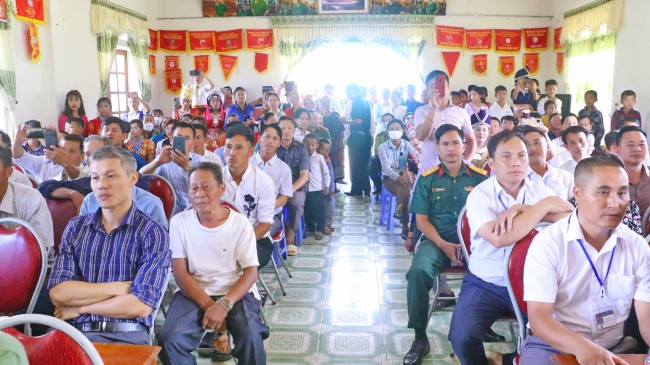 Đông đảo người dân đã đến chung vui