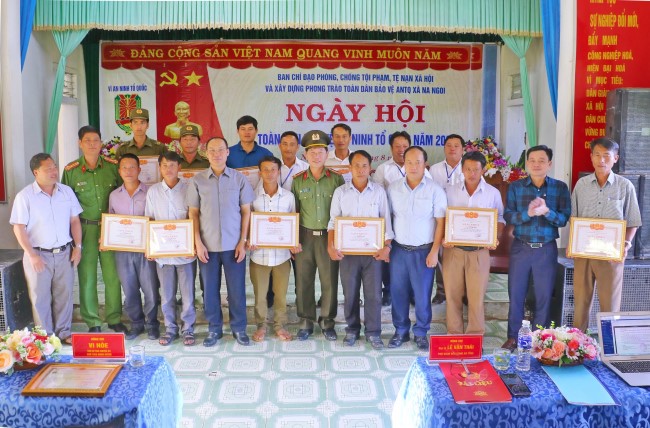 Đại biểu chụp hình lưu niệm với các cá nhân được khen thưởng