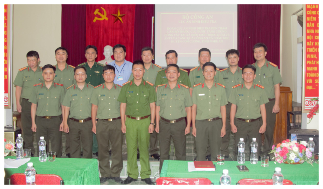Thăm và tặng quà cán bộ, chiến sĩ Công an 02 xã biên giới Nghệ An