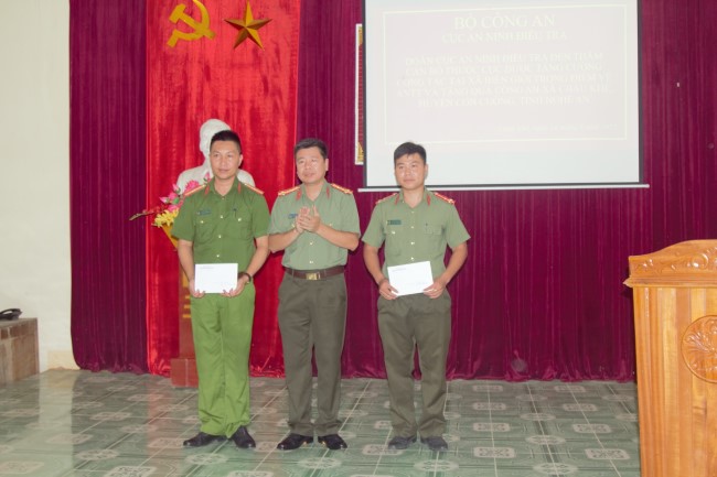 Đồng chí Đại tá Phan Thành Bá tặng quà Công an xã Châu Khê và cán bộ của Cục được điều động về công tác tại đây