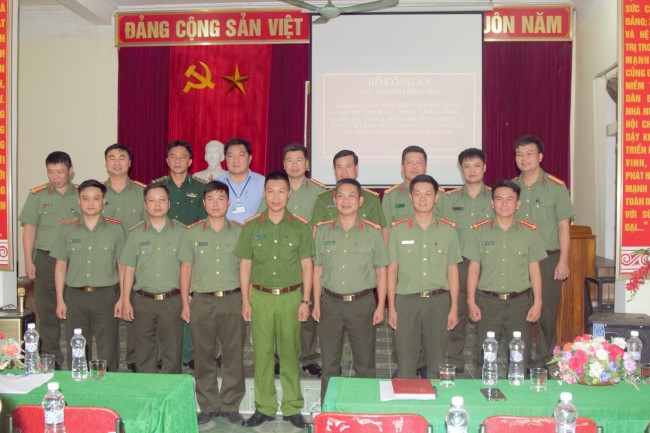 Đoàn chụp ảnh lưu niệm tại Công an xã Châu Khê