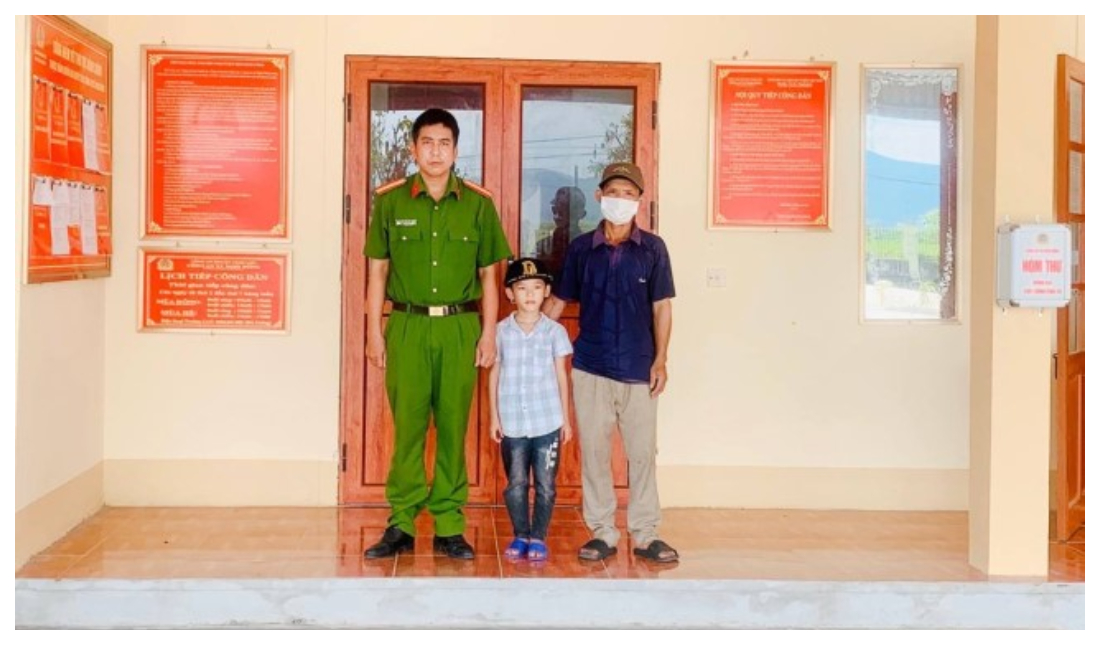 Công an xã giúp bé trai đi lạc về với gia đình