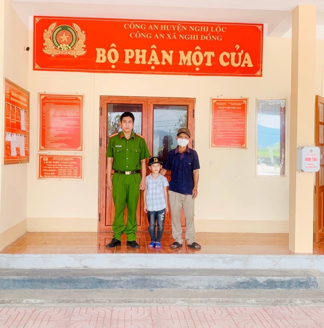 Nhờ sự giúp đỡ của Công an 02 xã Nghi Đồng và Diễn Kỷ cháu Hoàng đã tìm được gia đình và trở về nhà an toàn