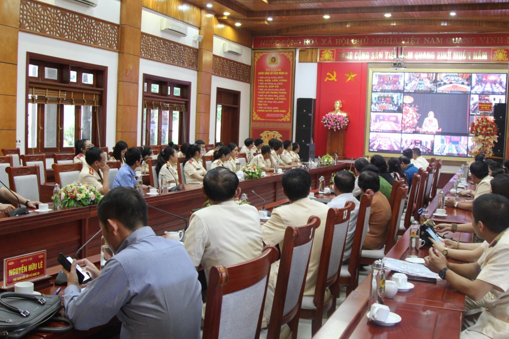 Đồng chí Đại tá Hồ Văn Tứ, Phó Giám đốc Công an tỉnh chủ trì tại điểm cầu Nghệ An