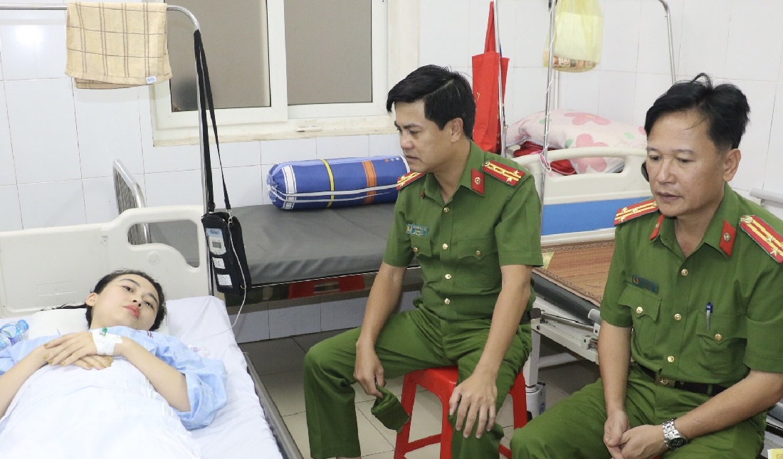 Lãnh đạo Công an tỉnh thăm hỏi, động viên cán bộ, chiến sĩ bị thương trong lúc làm nhiệm vụ