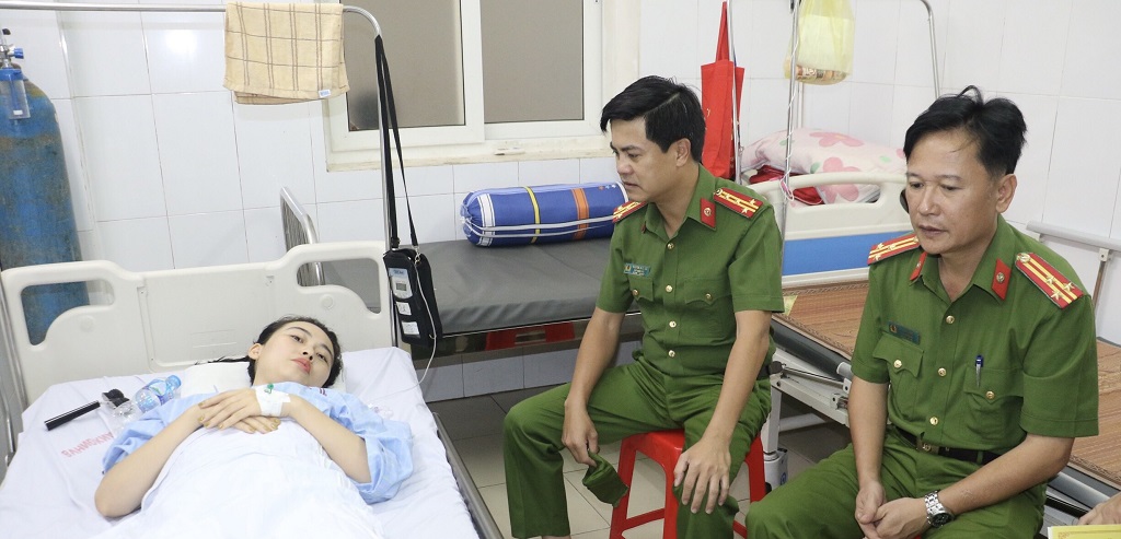 Đồng chí Đại tá Nguyễn Đức Hải ân cần thăm hỏi sức khỏe Đại uý Võ Thị Huyền Trang