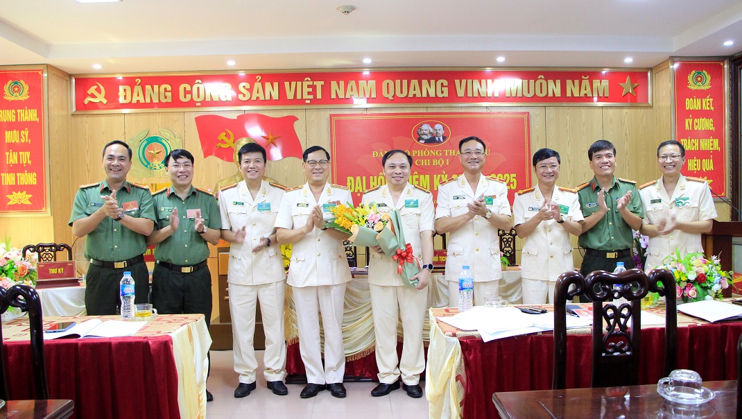 Đồng chí Thiếu tướng Phạm Thế Tùng - Ủy viên Ban Thường vụ Tỉnh ủy, Giám đốc Công an tỉnh Nghệ An và các đồng chí đại biểu tặng hoa chúc mừng Ban Chấp hành nhiệm kỳ 2022 - 2025