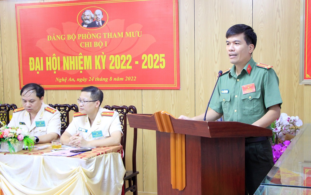 Đồng chí Trung tá Bùi La Sơn - Phó Bí thư Đảng ủy, Phó Trưởng phòng Tham mưu phát biểu tại Đại hội