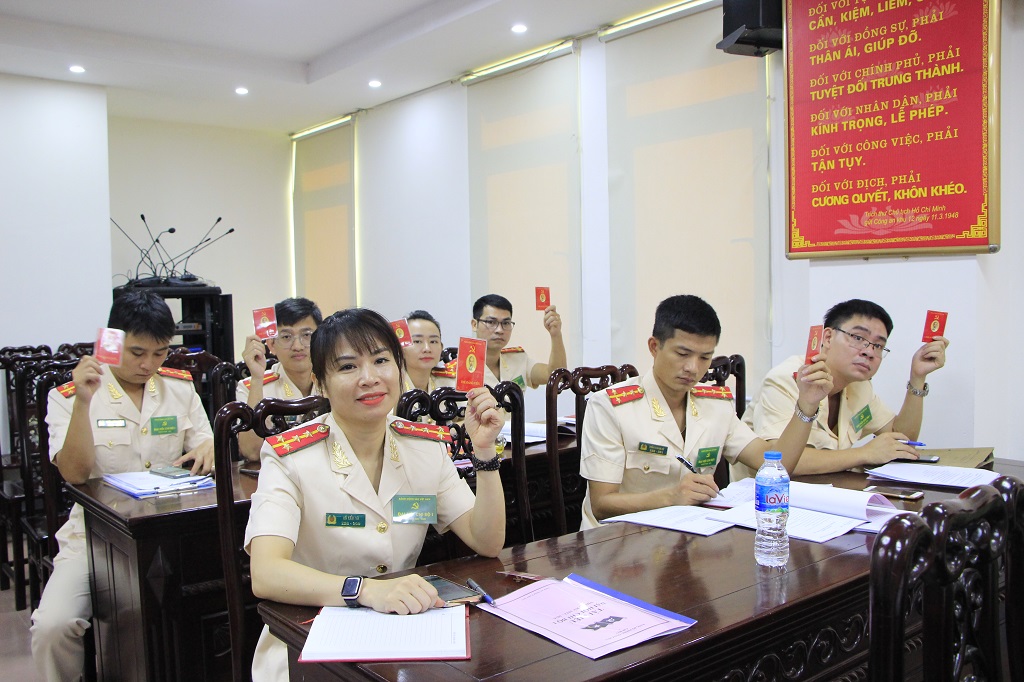 Các đảng viên biểu quyết các nội dung Đại hội