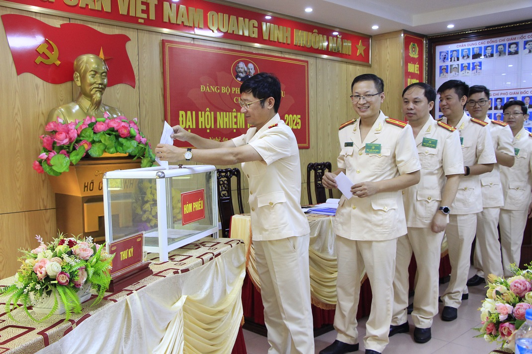 Các đảng viên bỏ phiếu bầu Ban Chấp hành nhiệm kỳ 2022 - 2025