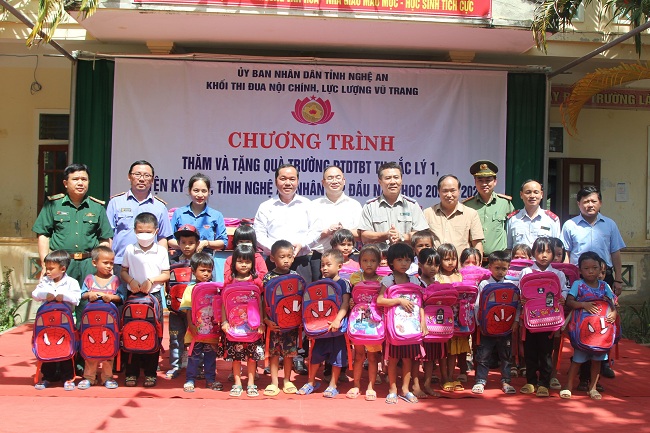 Đoàn công tác trao 80 suất quà tới học sinh Trường phổ thông dân tộc bán trú Tiểu học Bắc Lý 1