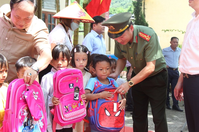 Lãnh đạo Phòng Công tác đảng và công tác chính trị (Công an tỉnh Nghệ An) trao cặp sách tặng học sinh Trường tiểu học Bắc Lý 1
