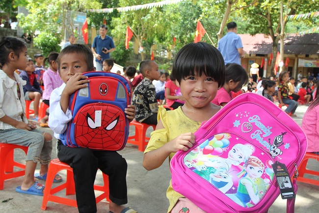 Học sinh Trường học tiểu học Bắc Lý 1 vui mừng đón nhận món quà mới