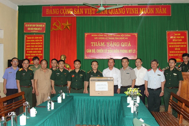 Tặng quà Đồn Biên phòng Mỹ Lý