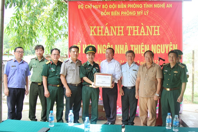 Tặng quà nhân dịp khánh thành tổ hợp “Ngôi nhà thiện nguyện” do Đồn Biên phòng Mỹ Lý xây dựng tại xã Bắc Lý