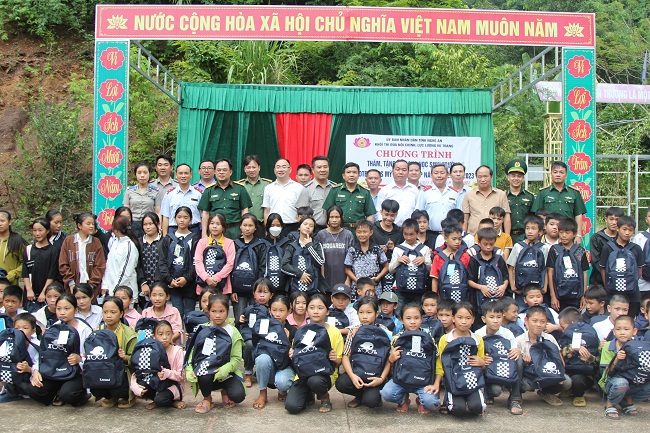 Đoàn công tác tặng quà học sinh Trường phổ thông dân tộc bán trú THCS Mỹ Lý