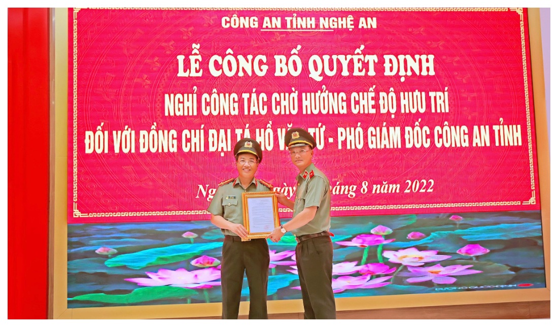 Công bố Quyết định nghỉ công tác chờ hưởng chế độ hưu trí đối với đồng chí Đại tá Hồ Văn Tứ, Phó Giám đốc Công an tỉnh