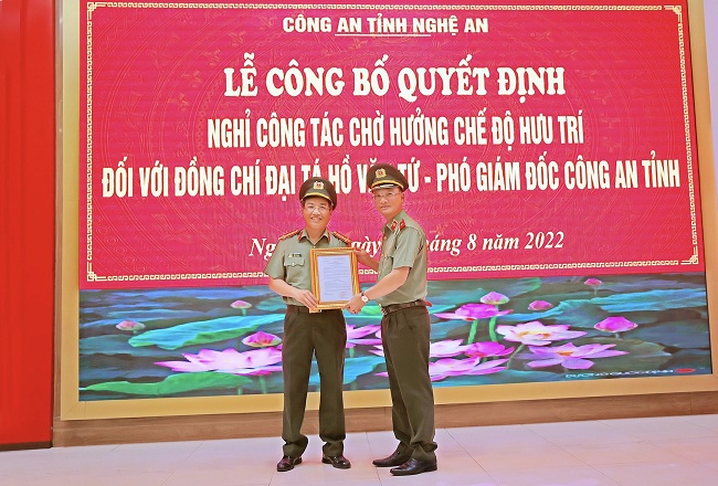 Thừa uỷ quyền của Bộ trưởng Bộ Công an, Thiếu tướng Phạm Thế Tùng, Giám đốc Công an tỉnh trao Quyết định nghỉ công tác chờ hưởng chế độ hưu trí đối với đồng chí Đại tá Hồ Văn Tứ