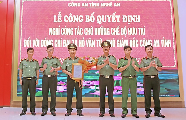 Tập thể Ban Thường vụ Đảng uỷ Công an tỉnh chúc mừng đồng chí Đại tá Hồ Văn Tứ  Đồng chí Giám đốc Công an tỉnh mong muốn đồng chí Hồ Văn Tứ tiếp tục theo dõi, động viên và đóng góp, chia sẻ những kinh nghiệm quý báu cho tập thể Đảng uỷ, lãnh đạo và cán bộ, chiến sũ Công an tỉnh để xây dựng lực lượng Công an Nghệ An ngày càng trong sạch, vững mạnh, hoàn thành xuất sắc nhiệm vụ được giao