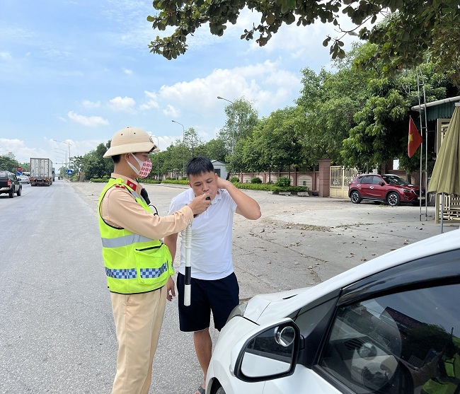 Trạm CSGT Diễn Châu đo nồng độ cồn đối với người điều khiển xe ô tô