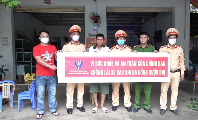 Phòng CSGT tuyên truyền, vận động chủ nhà hàng nhắc nhở người uống rượu bia thì không lái xe