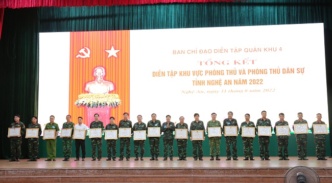 Phó Bí thư Tỉnh ủy Nguyễn Văn Thông trao tặng Bằng khen cho các tập thể có thành tích xuất sắc