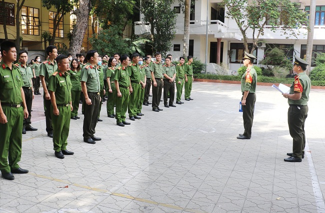 Cán bộ kiểm tra Điều lệnh tiến hành điểm danh quân số trực tại Công an thành phố Vinh