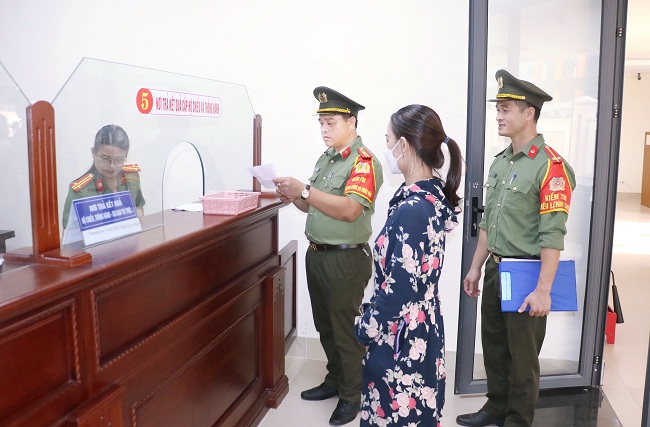 Kiểm tra chế độ làm việc tại bộ phận tiếp dân Phòng Quản lý xuất nhập cảnh Công an tỉnh