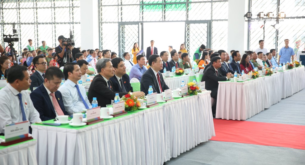 Đồng chí Chủ tịch Quốc hội Vương Đình Huệ và đại biểu dự lễ khai giảng