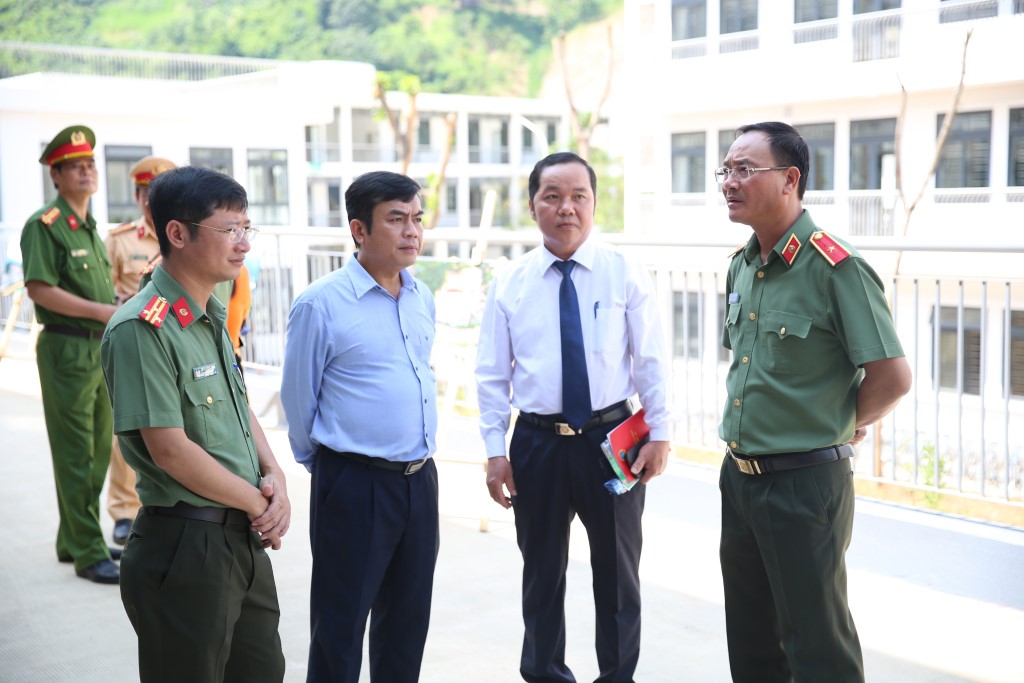 Đồng chí Thiếu tướng Phạm Thế Tùng, Giám đốc Công an tỉnh và đồng chí Thượng tá Trần Ngọc Tuấn, Phó Giám đốc Công an tỉnh kiểm tra công tác đảm bảo an ninh trật tự các hoạt động của Chủ tịch Quốc hội Vương Đình Huệ tại Nghệ An